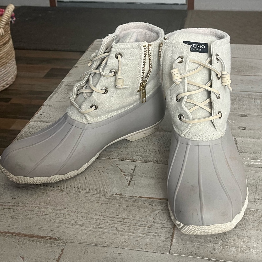 Women’s size 8 sperry boots
